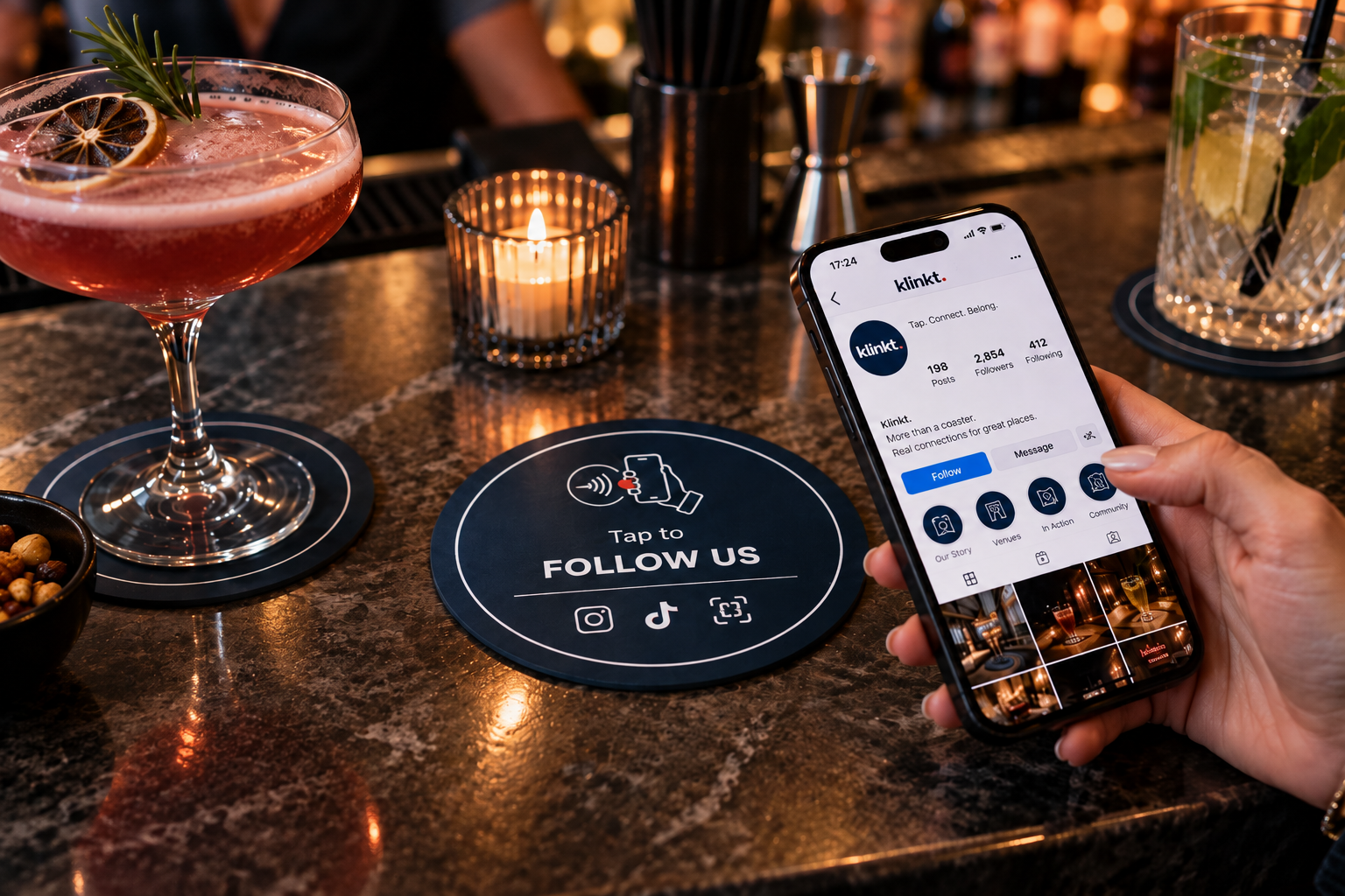 Klinkt NFC-onderzetter op een bar met volg ons-bestemming